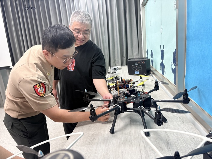 1151007國軍參訪交流-10.參觀亞東六軸無人1號機